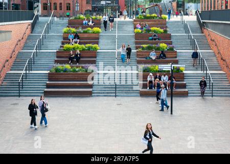 Persone che si divertono nel cortile pubblico del centro commerciale Forum Danzica area urbana designata a Danzica Polonia, Pomerania, Europa, UE Foto Stock