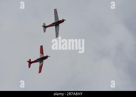 Valle del Reno, San Gallo, Svizzera, 20 maggio 2023 Pilatus PC-7 prestazioni di aerei ad elica durante un programma aereo visto dalla cima del monte ho Foto Stock