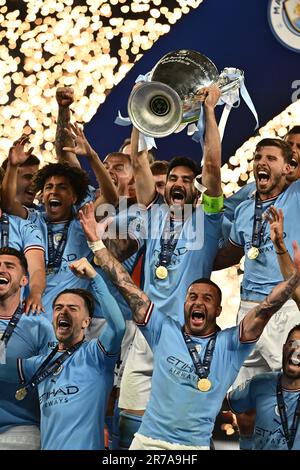 ISTANBUL, TURCHIA - GIUGNO 10: Ilkay Gundogan, Jack Grealish, Kyle Walker, Ruben Dias, Rico Lewis, Kalvin Phillips, Bernardo Silva di Manchester City cel Foto Stock
