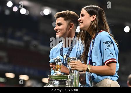 ISTANBUL, TURCHIA - GIUGNO 10: Il giocatore della città di Manchester Julian Alvarez posa per la foto con la sua ragazza durante la finale della UEFA Champions League 2022/23 Foto Stock