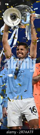 ISTANBUL, TURCHIA - 10 GIUGNO: Rodri festeggia con il trofeo durante la finale di UEFA Champions League 2022/23 tra FC Internazionale e Manchester Foto Stock