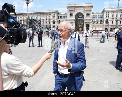 Milano, Italia. 14th giugno, 2023. MILANO - i funerali statali di Silvio Berlusconi nella Cattedrale, folle di cittadini a rendere omaggio a lui solo uso editoriale Credit: Independent Photo Agency/Alamy Live News Foto Stock