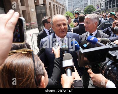 Milano, Italia. 14th giugno, 2023. MILANO - i funerali statali di Silvio Berlusconi nella Cattedrale, folle di cittadini a rendere omaggio a lui solo uso editoriale Credit: Independent Photo Agency/Alamy Live News Foto Stock