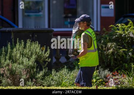 I giardinieri volontari di Hi-Vis in Southport, Merseyside. Il tempo del Regno Unito 14 giugno 2023. La Gran Bretagna in fiore. Lords Street Garden Volontarii assistono ai giardini di città in eccesso a Southport. La manutenzione del giardino è di solito effettuata da personale qualificato del consiglio. Foto Stock