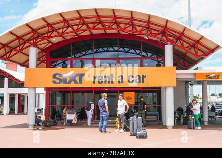 Negozio di noleggio auto Sixt e banco clienti, all'aeroporto di Faro, Algarve, Portogallo Foto Stock