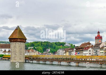 Splendida città storica di Lucerna con il famoso Ponte della Cappella e la Torre dell'acqua, Svizzera Foto Stock