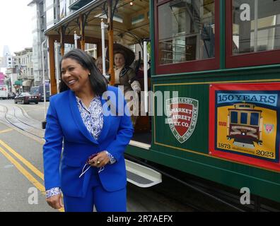 San Francisco, Stati Uniti. 13th giugno, 2023. London Breed, sindaco di San Francisco, si trova di fronte alla storica funivia 'Big 19' (costruita nel 1883). Gli antichi tram, che sonnecchiano attraverso la metropoli collinare della Costa Occidentale su cavi in acciaio in movimento, festeggiano il loro 150th° anniversario. (A dpa-Kor '150 anni di cabinovie - San Francisco celebra l'invenzione storica') Credit: Barbara Munker/dpa/Alamy Live News Foto Stock