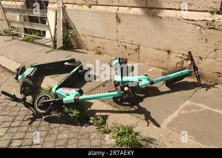 Roma, Italia - 22 aprile 2023: Scooter elettrici a noleggio TIER situati sul marciapiede della strada nel centro di Roma Foto Stock