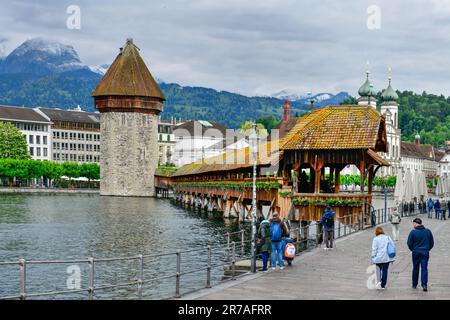 Lucerna - Maggio 17 ,2023 : splendida città storica di Lucerna con il famoso Ponte della Cappella e la Torre dell'acqua, Svizzera Foto Stock