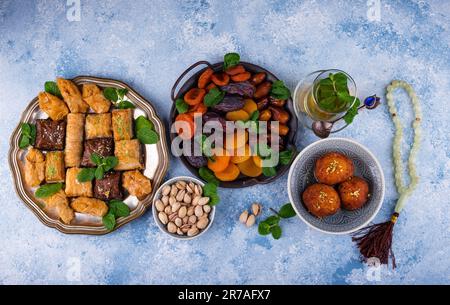 Ramadan iftar dolci tradizionali baklava e datteri Foto Stock