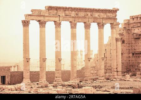 Rovine del tempio nell'antica città di Palmyra, Siria (noto anche come Tadmur) durante la tempesta di sabbia Foto Stock