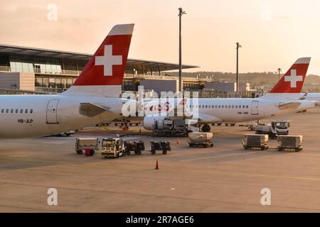 ZURIGO, SVIZZERA - 15 ,2023 maggio : aereo svizzero parcheggiato al terminal passeggeri la sera (ZRH) aeroporto di Zurigo Foto Stock