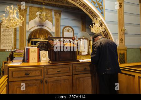 L'uomo ebraico prega nella sinagoga. Foto Stock