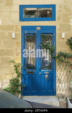 Pittoresca porta di fronte blu a la Valletta, Malta Foto Stock