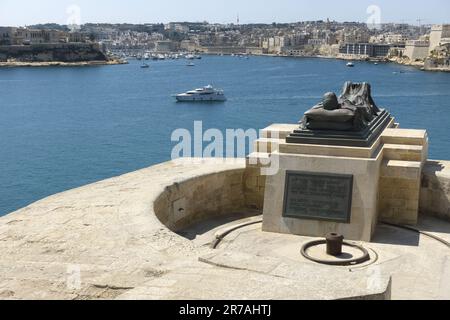 Il Memoriale della Campana d'assedio: Statua in catafalque e bronzo dedicata al "Milite Ignoto" della seconda guerra mondiale sopra il Grand Harbour a la Valletta, Malta Foto Stock