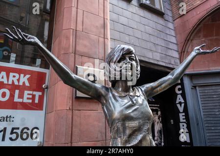 Johnny Goggles Opticians con un murale di John Lennon a Liverpool Foto Stock