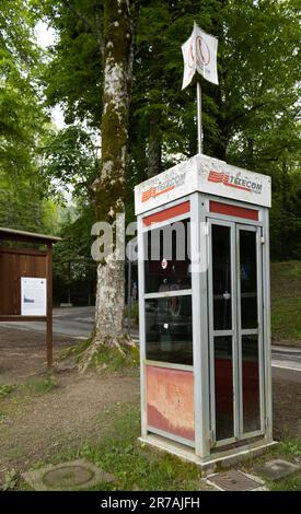 Una vecchia cabina telefonica nel parco di Vallombrosa, Toscana, Italia Foto Stock