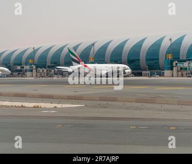 Dubai, Emirati Arabi Uniti - 8th Maggio, 2022 : un super jumbo Emirates A380 parcheggiato al cancello del terminal presso l'Aeroporto Internazionale di Dubai. Foto Stock