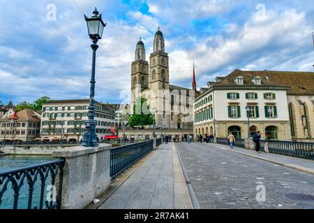 Vista panoramica del centro storico di Zurigo e del fiume limmat, Svizzera Foto Stock