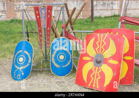 scena all'aperto in vista orizzontale di vessillo e scudi di soldati legionari e truppe ausiliarie dell'antica roma Foto Stock