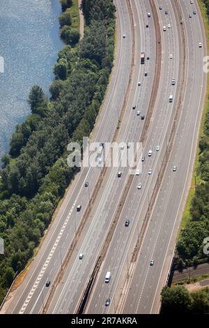 Veduta aerea di un tratto dell'autostrada M60 a più corsie al parco acquatico di sale a Manchester. Foto Stock