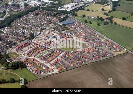 Veduta aerea di una nuova tenuta edilizia costruita da Maes y Rhedyn, Anwyl Homes, che si pensa sia stata costruita su una precedente terra verde cintura nel nord del Regno Unito Foto Stock