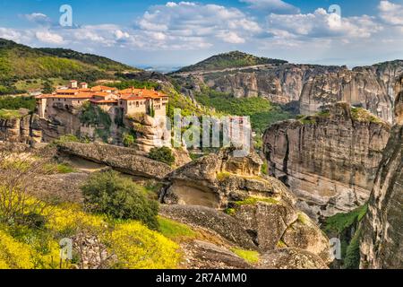 Moni Varlaam (monastero di Varlaam), Moni Agias Varvaras Rousanou (monastero di Roussanou) in lontananza, formazioni rocciose di Meteora, regione della Tessaglia, Grecia Foto Stock
