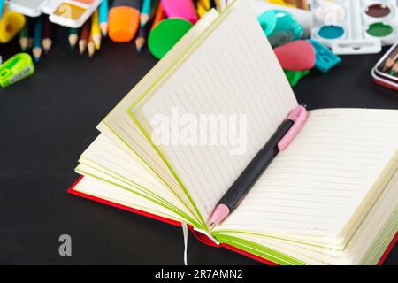 La scuola fornisce il bordo inferiore su un sfondo lavagna Foto Stock