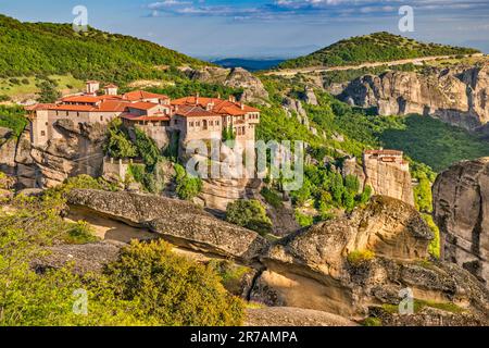 Moni Varlaam (monastero di Varlaam), Moni Agias Varvaras Rousanou (monastero di Roussanou) in lontananza, formazioni rocciose di Meteora, regione della Tessaglia, Grecia Foto Stock
