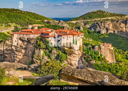 Moni Varlaam (Monastero di Varlaam), Moni Agias Varvaras Rousanou (Monastero di Roussanou) in dist, linea di fornitura a verricello a sinistra, Meteora, Grecia Foto Stock