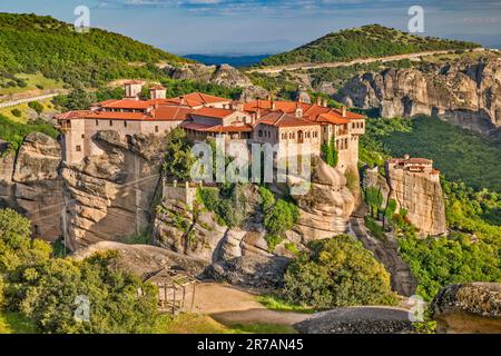 Moni Varlaam (Monastero di Varlaam), Moni Agias Varvaras Rousanou (Monastero di Roussanou) in dist, linea di fornitura a verricello a sinistra, Meteora, Grecia Foto Stock
