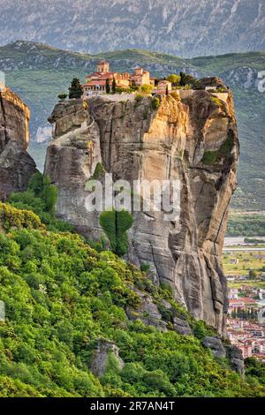 Moni Agios Triadas (Agia Triada, Monastero della Santissima Trinità), tramonto, formazioni rocciose di Meteora, regione della Tessaglia, Grecia Foto Stock