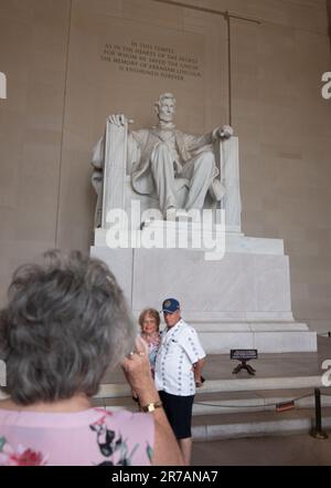 Il Memoriale presenta la statua di Abraham Lincoln; incisioni del discorso di Gettysburg e del secondo discorso inaugurale. garyroberts/worldwidefeatures.com Foto Stock