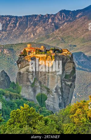 Moni Agios Triadas (Agia Triada, Monastero della Santissima Trinità), alba, formazioni rocciose di Meteora, regione della Tessaglia, Grecia Foto Stock