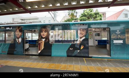 Tokyo, Giappone. 14th giugno, 2023. Il treno è visto avvolto con 'Warner Bros. Studio Tour Tokyo - The Making of Harry Potter' alla stazione di Toshimaen a Tokyo, Giappone, mercoledì 14 giugno 2023. Foto di Keizo Mori/UPI Credit: UPI/Alamy Live News Foto Stock