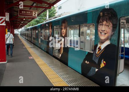 Tokyo, Giappone. 14th giugno, 2023. Il treno è visto avvolto con 'Warner Bros. Studio Tour Tokyo - The Making of Harry Potter' alla stazione di Toshimaen a Tokyo, Giappone, mercoledì 14 giugno 2023. Foto di Keizo Mori/UPI Credit: UPI/Alamy Live News Foto Stock