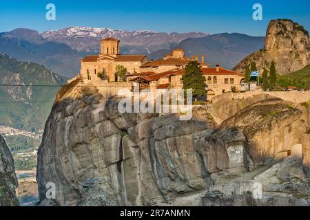 Moni Agios Triadas (Agia Triada, Monastero della Santissima Trinità), alba, linea di rifornimento a verricello, formazioni rocciose di Meteora, regione della Tessaglia, Grecia Foto Stock