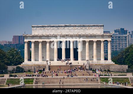 Turisti ai piedi del Lincoln Memorial, Washington DC, USA. Immagine: Garyroberts/worldwidefeatures.com Foto Stock