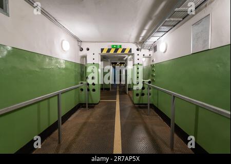 Ingresso a un rifugio sotterraneo per bombe Foto Stock