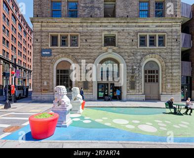 8 Harrison Avenue, a Chinatown di Boston, oggi ospita l'hotel Global Luxury Suites Downtown Boston sopra gli uffici Verizon ai piani inferiori. Foto Stock