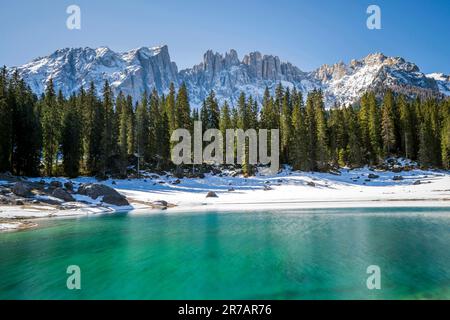 Lago di Karersee (Lago di Carezza) con la catena montuosa del Latemar sullo sfondo, Dolomiti, Welschnofen-Nova Levante, Trentino-Alto Adige/Sudtirol, Foto Stock
