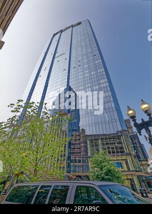 La Millennium Tower è un grattacielo a uso misto: Una torre residenziale sopra un podio che è collegato al Burnham Building, un punto di riferimento di Boston. Foto Stock