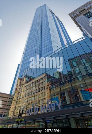 La Millennium Tower è un grattacielo a uso misto: Una torre residenziale sopra un podio che è collegato al Burnham Building, un punto di riferimento di Boston. Foto Stock