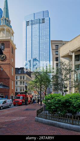 La Millennium Tower è un grattacielo a uso misto: Una torre residenziale sopra un podio che è collegato al Burnham Building, un punto di riferimento di Boston. Foto Stock