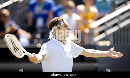 ROSMALEN - Alexander Bublik (KAZ) in discussione con la sedia umpire nella partita contro Jannik Sinner (ITA) il terzo giorno del torneo di tennis Libema Open a Rosmalen. LEVIGATRICE AP KING Foto Stock