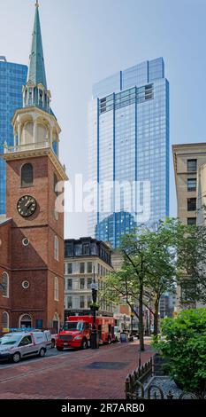 La Millennium Tower è un grattacielo a uso misto: Una torre residenziale sopra un podio che è collegato al Burnham Building, un punto di riferimento di Boston. Foto Stock