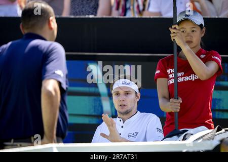 ROSMALEN - Alexander Bublik (KAZ) in discussione con l'arbitro nella partita contro Jannik Sinner (ITA) il terzo giorno del torneo di tennis Libema Open a Rosmalen. LEVIGATRICE ANP KONING olanda fuori - belgio fuori Foto Stock