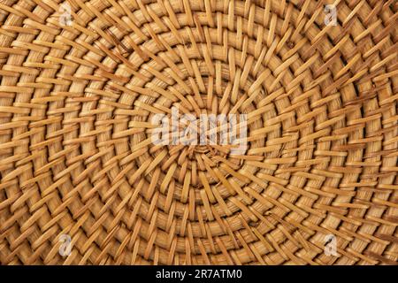 Rattan Placemat tessuto rotondo, texture, primo piano, mock up. Testurizzato astratto. Vista dall'alto dall'alto Foto Stock