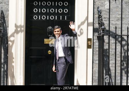Il primo ministro Rishi Sunak si trova all'ingresso di 10 Downing Street, Londra, mentre i numeri attaccati alla porta spiegano la "London Tech Week" in codice binario, davanti a un ricevimento in giardino per la London Tech Week. Il codice binario è una forma di linguaggio di codifica che utilizza solo due simboli, '0' e '1', per trasmettere e memorizzare le informazioni. Data immagine: Mercoledì 14 giugno 2023. Foto Stock