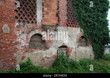 Antico casale abbandonato lungo il Naviglio Pavese a Milano, Lombardia, Italia Foto Stock